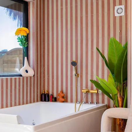 Nusa'mor Petite Maison Romantique Baignoire Balneo 2 Places *