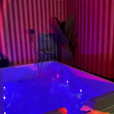Nusa'mor Petite Maison Romantique Baignoire Balneo 2 Places